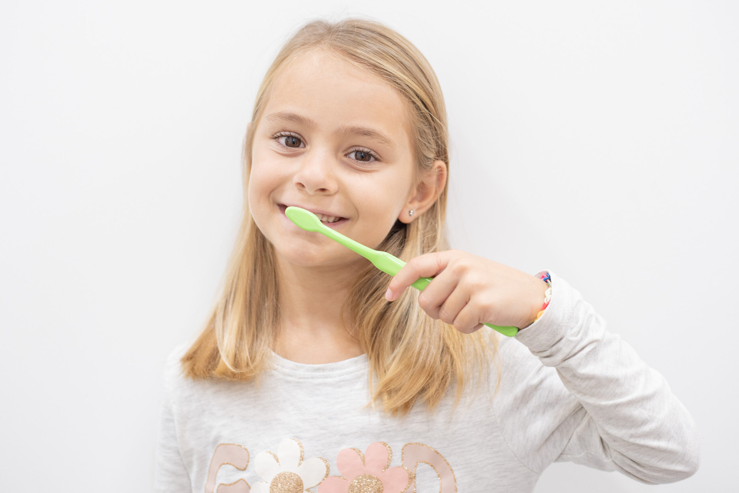 Niña cepillándose los dientes