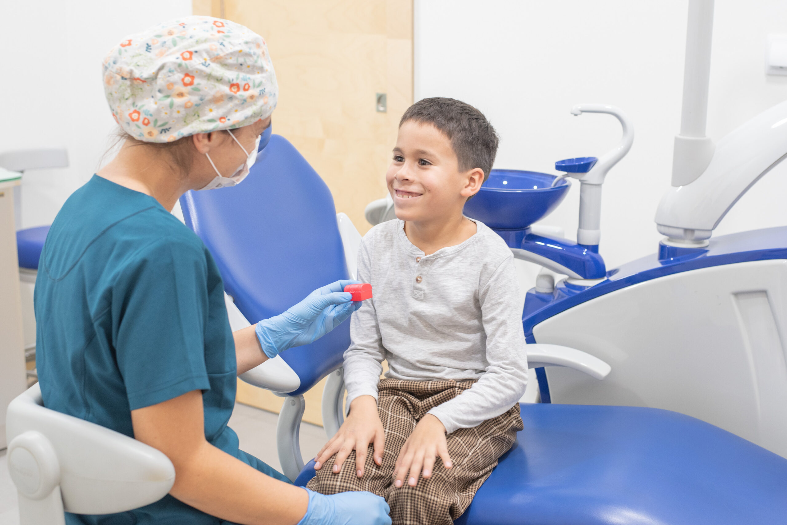 Niño feliz en Carthagodental